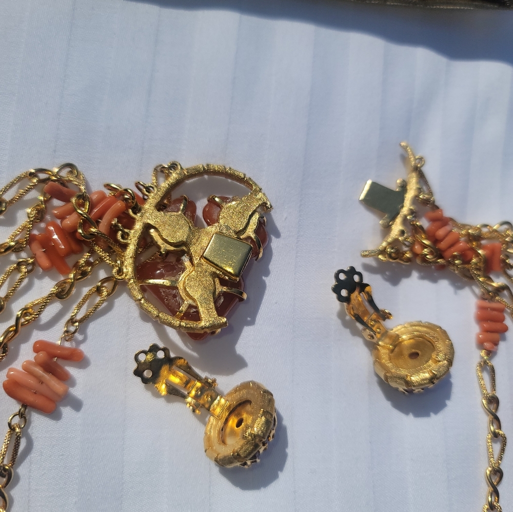 Vintage💥Gold Tone Necklace with Pale Salomon Coral and clip earrings - Picture 5 of 10
